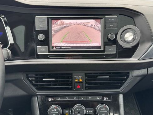 Certified 2023 Volkswagen Jetta SE w/ Panoramic Sunroof Package image 35