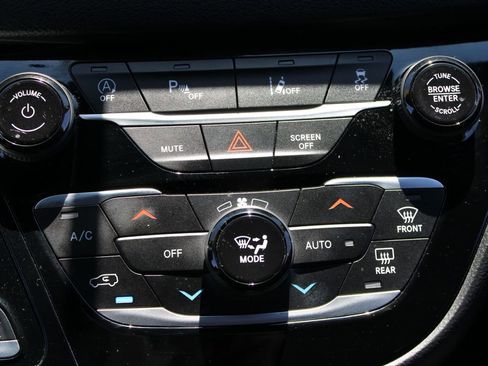 Used 2025 Chrysler Pacifica Select FWD image 46