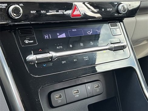 Used 2024 Kia Carnival EX image 26