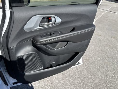 New 2026 Chrysler Pacifica Limited image 41