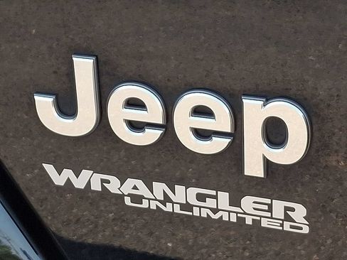 Used 2022 Jeep Wrangler Unlimited Sahara w/ Dual Top Group AWD/4WD image 29