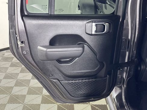 Used 2022 Jeep Wrangler Unlimited Rubicon w/ Cold Weather Group AWD/4WD image 19