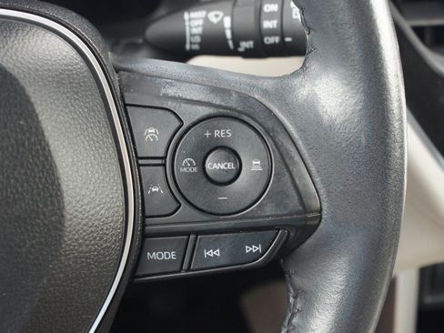 Used 2023 Toyota Corolla Cross XLE w/ Convenience Package FWD image 11