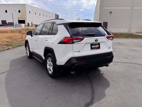 Used 2021 Toyota RAV4 XLE w/ Carpet Mat Package (TMS) image 9