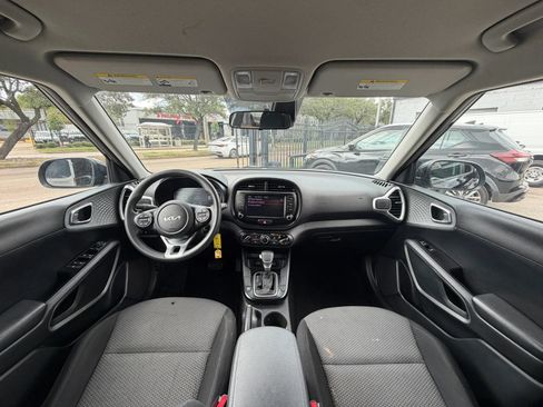 Used 2023 Kia Soul LX w/ LX Technology Package FWD image 19