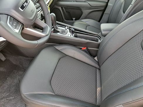 New 2026 Jeep Compass Latitude image 18