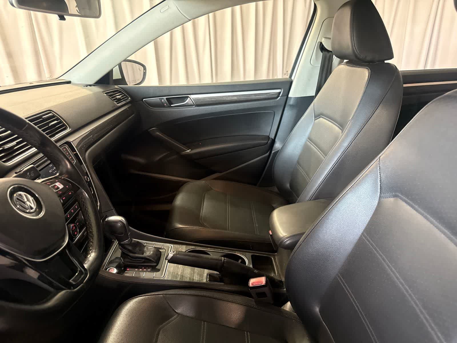 Used 2018 Volkswagen Passat 2.0T SE w/ SE Lighting Package FWD image 22