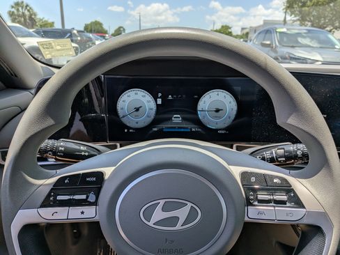 Used 2024 Hyundai Elantra SEL FWD image 25