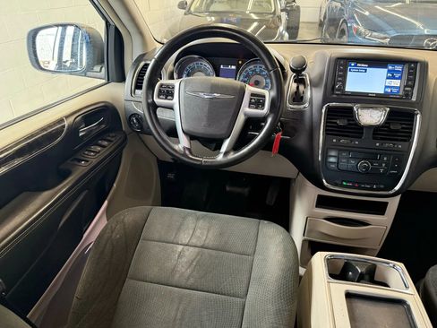 Used 2012 Chrysler Town & Country Touring image 8