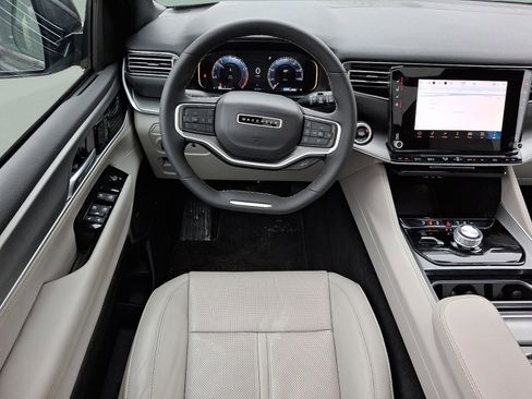 Used 2025 Jeep Wagoneer 4WD w/ Premium Group I image 11