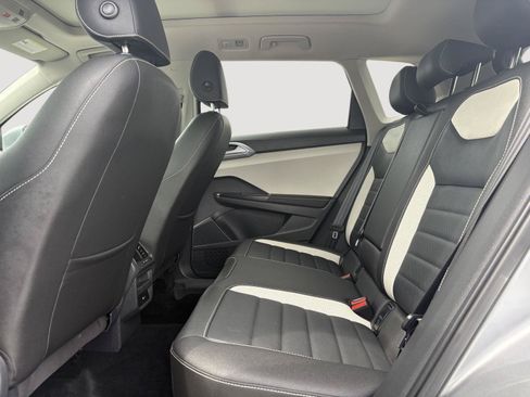 Certified 2025 Volkswagen Taos SEL AWD/4WD image 7