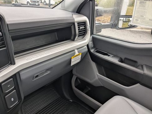 New 2025 Ford F550 4x4 Regular Cab Super Duty image 19