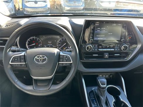 Used 2022 Toyota Highlander XLE image 24