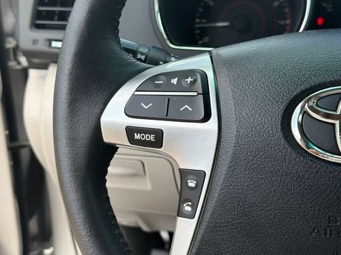 Used 2012 Toyota Highlander Limited FWD image 25
