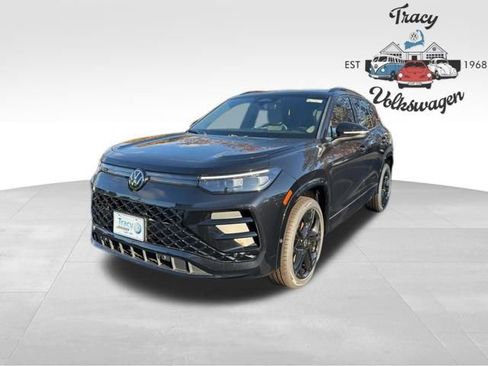 New 2025 Volkswagen Tiguan SE R-Line image 3