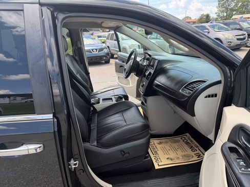 Used 2014 Chrysler Town & Country Touring-L w/ Driver Convenience Group FWD image 15