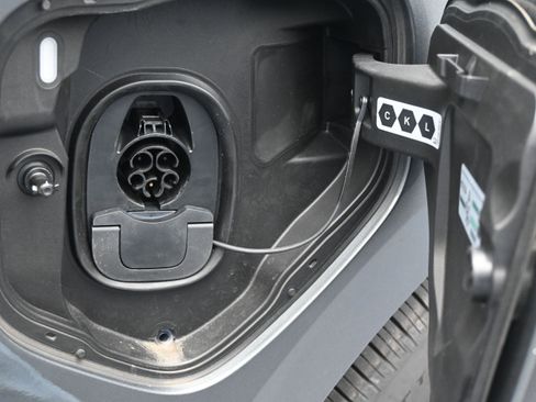 Used 2025 Volkswagen ID. Buzz Pro S Plus RWD image 11