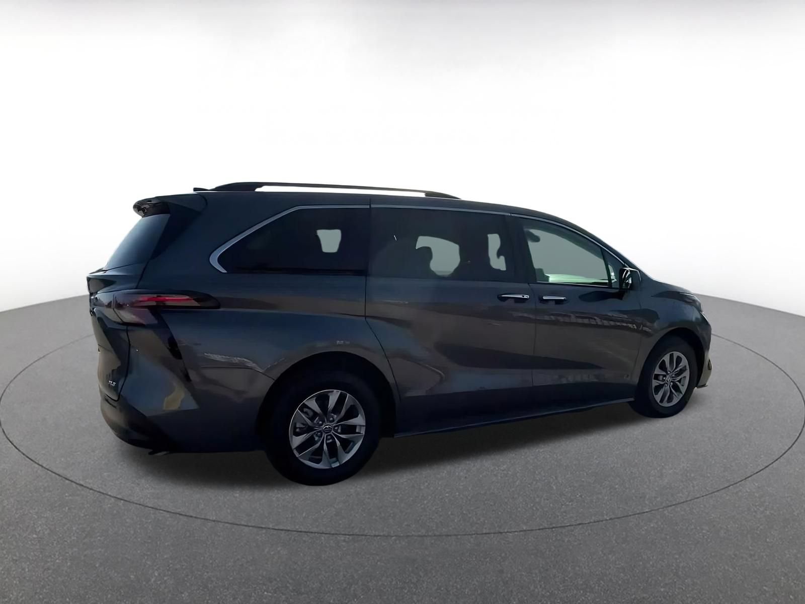 Used 2025 Toyota Sienna XLE FWD image 14