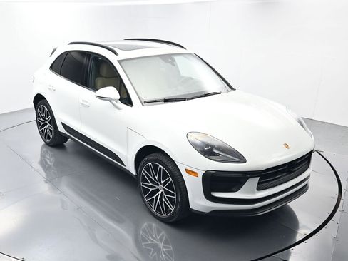 Certified 2025 Porsche Macan AWD/4WD image 44