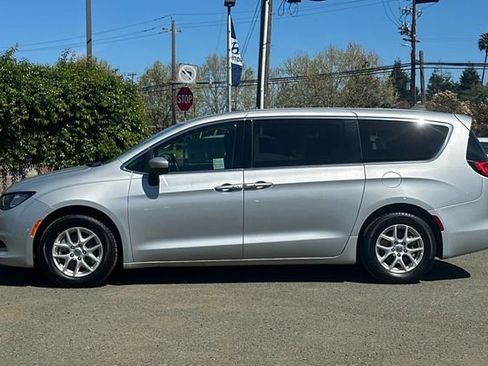 Used 2022 Chrysler Voyager LX image 10