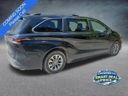Used 2025 Toyota Sienna LE w/ LE Plus Package AWD/4WD image 1