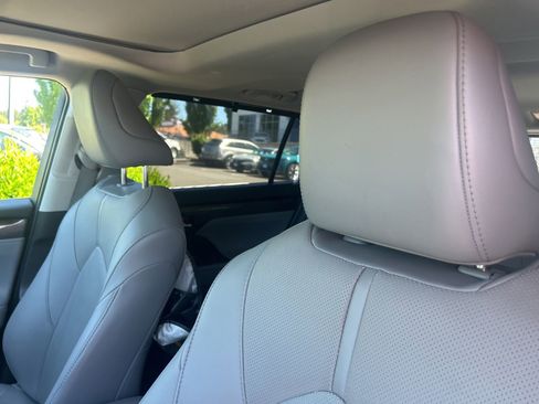 Used 2021 Toyota Highlander Limited AWD/4WD image 6