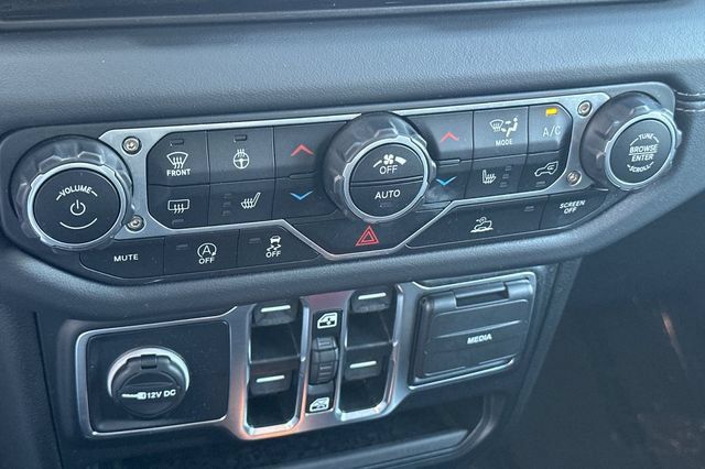 Used 2025 Jeep Wrangler Unlimited Sahara AWD/4WD image 23