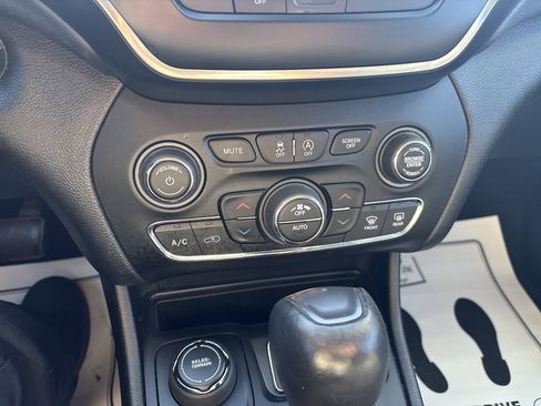 Used 2020 Jeep Cherokee Latitude Plus w/ Comfort/Convenience Group image 25