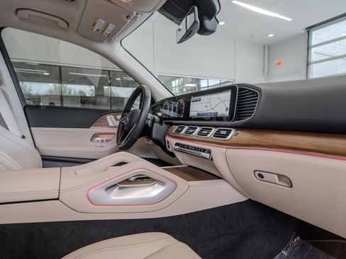 Certified 2025 Mercedes-Benz GLE 450e 4MATIC w/ Driver Assistance Package image 16