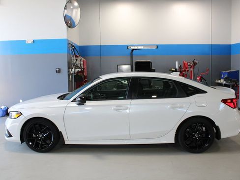 Used 2023 Honda Civic Sport image 9