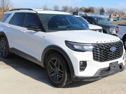 Used 2025 Ford Explorer ST-Line w/ Premium Package image 8
