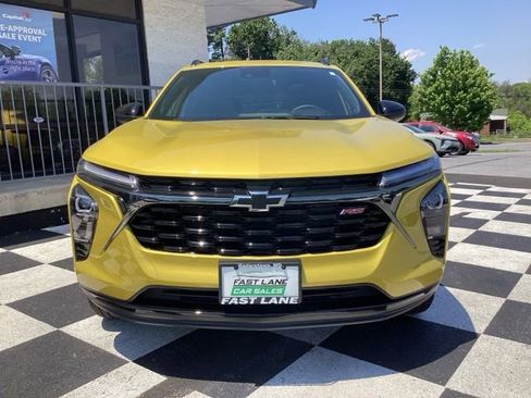 Used 2025 Chevrolet Trax RS w/ Sunroof Package FWD image 3