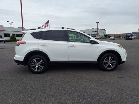 Used 2018 Toyota RAV4 XLE image 7
