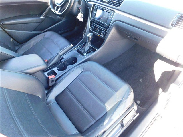 Used 2018 Volkswagen Passat 2.0T R-Line w/ R-Line Lighting Package FWD image 27
