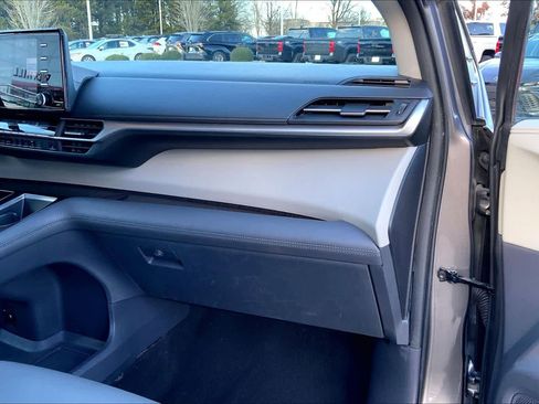 Used 2023 Toyota Sienna XLE image 19