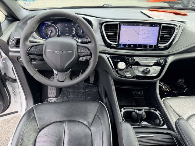 Used 2025 Chrysler Pacifica Limited FWD image 18