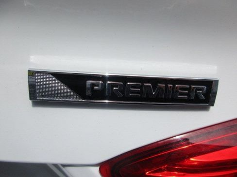 Used 2018 Chevrolet Cruze Premier FWD image 11