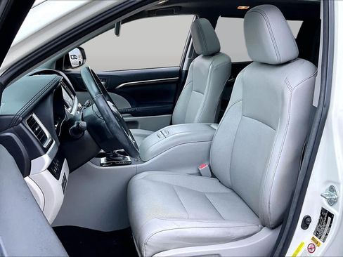 Used 2016 Toyota Highlander Limited Platinum FWD image 7