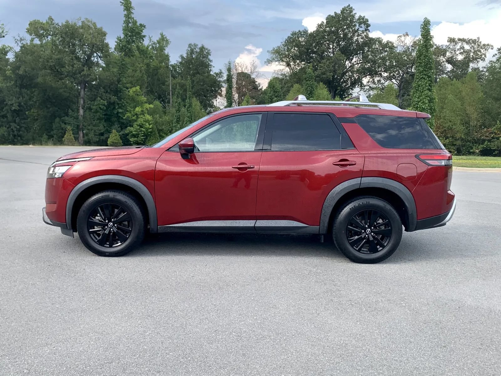 Used 2023 Nissan Pathfinder SL FWD image 4