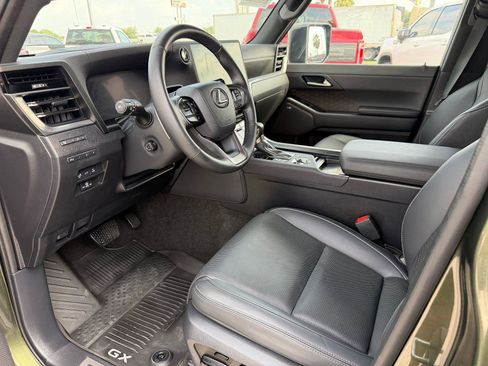 Used 2025 Lexus GX 550 w/ Cold Area Package AWD/4WD image 3