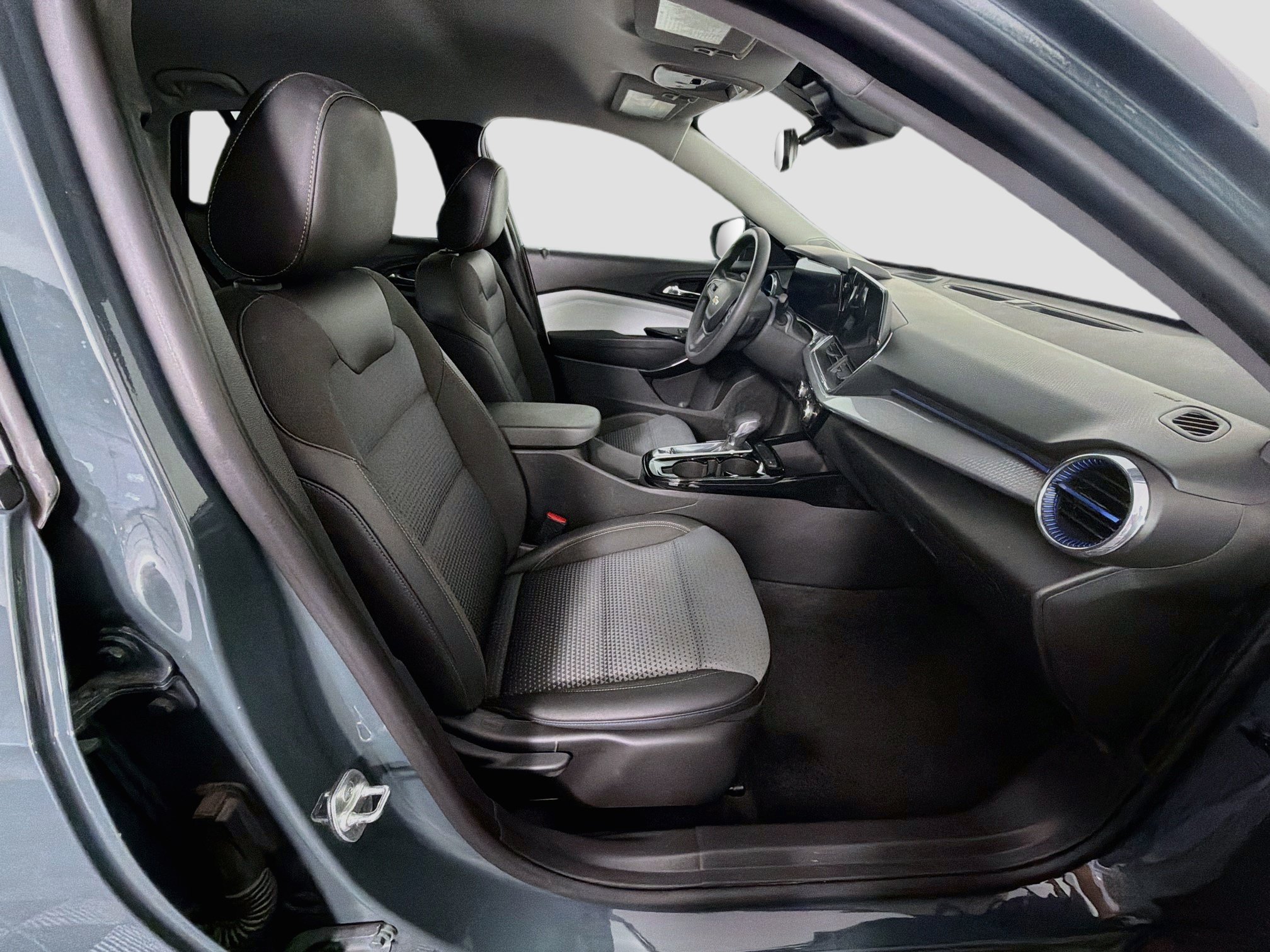 Used 2025 Chevrolet Trax LT FWD image 30