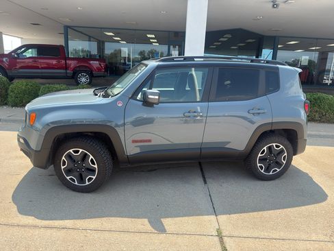 Used 2017 Jeep Renegade Trailhawk w/ Premium Trailhawk Package AWD/4WD image 15