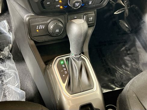Used 2022 Jeep Renegade Latitude AWD/4WD image 17