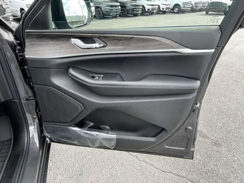 New 2025 Jeep Grand Cherokee L Limited w/ Luxury Tech Group II image 16