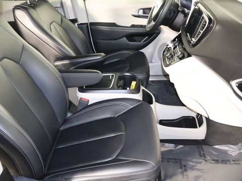 Used 2024 Chrysler Pacifica Touring-L image 42