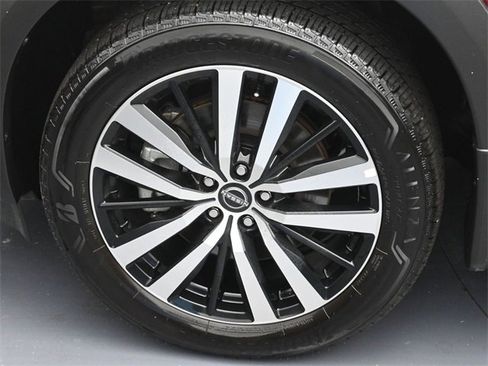 Used 2025 Nissan Pathfinder Platinum image 7