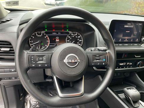 Used 2024 Nissan Rogue SV image 16