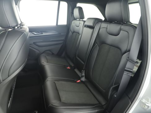 New 2025 Jeep Grand Cherokee Altitude image 23