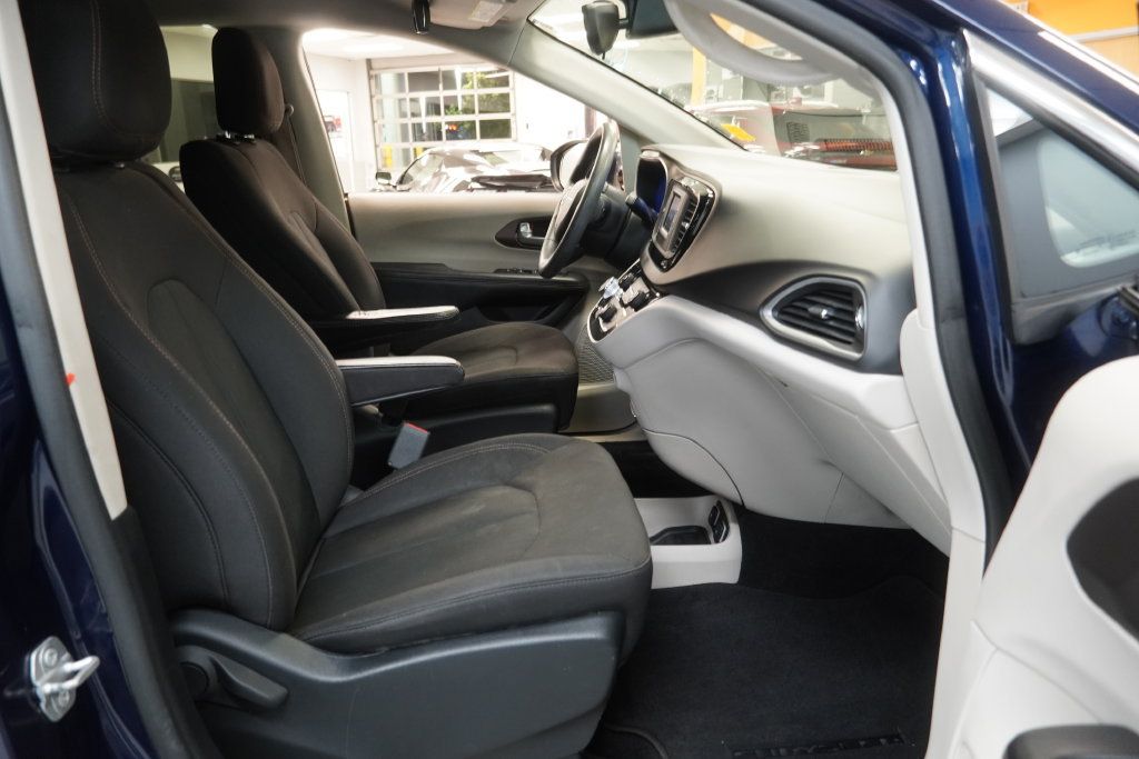 Used 2017 Chrysler Pacifica Touring FWD image 34