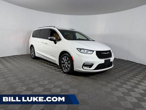 Used 2023 Chrysler Pacifica Pinnacle FWD image 1